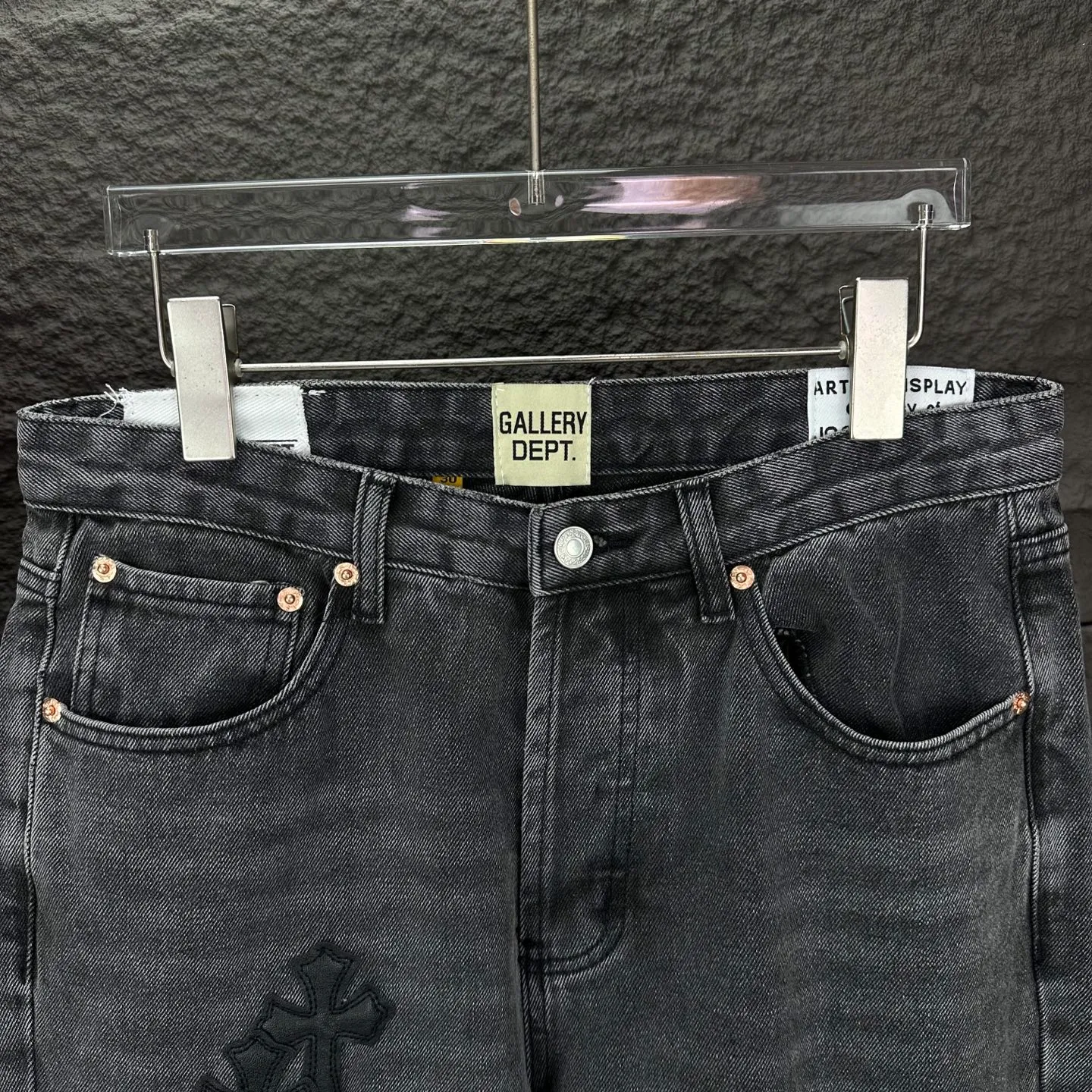P270 GALLERY DEPT. Co-branded 2025 new style spliced ​​multiple cross-over leather couples style loose washed flared jeans 🔥High version🔥High version🔥 Top ceiling quality Styles with different washed textures are very friendly to people with thin legs and thick legs. The straight version is very flattering to the leg shape. Moderate length that never goes out of style, easy to match with casually, basic styling for various styles, a must-have in the wardrobe! The fabric is stiff but also makes the upper body soft without losing texture. The washing process is even more perfect. It is a must-have item for everyone! ! ! Washed wheat, hang tag, pants label, complete with three labels Color: washed black Size: 28, 30, 32, 34, 36 (five sizes)